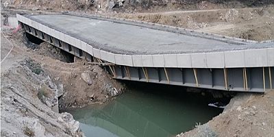 AKP’li Belediyenin yaptığı köprü açılamadan çöktü