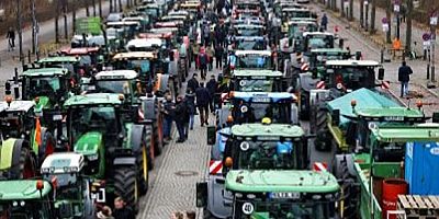 Alman Çiftçiler, Hükümetin Tarımsal Dizel Sübvansiyonunu Kaldırma Planını Protesto Ediyor
