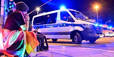 Berlin'de Onur Yürüyüşünde Araç Kalabalığın Arasına Daldı: 1 Ölü, 16 Yaralı