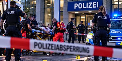 Berlin’de Polis Merkezi Önünde Silahlı Saldırı: 22 Yaşındaki Genç Yaralandı