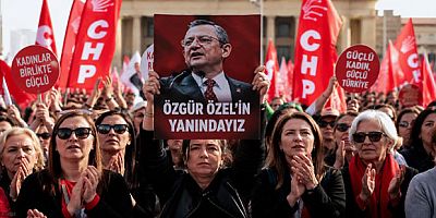 CHP'li Kadınlardan Rest: Özgür Özel'in Yanındayız