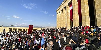 Cumhuriyet’in 98’inci yıl dönümünde binlerce kişi Anıtkabir’i ziyaret etti 