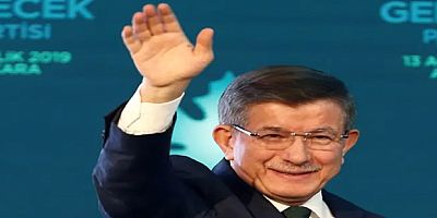 Davutoğlu Aktif Siyaseti Bıraktığını Açıkladı, Gelecek Partisi Faaliyetlerini Sonlandırıyor