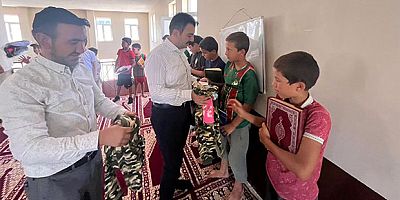 Diyarbakır’ın Dicle İlçesinde Kaymakamdan Yaz Sıcağında Çocuklara Kışlık Kazak