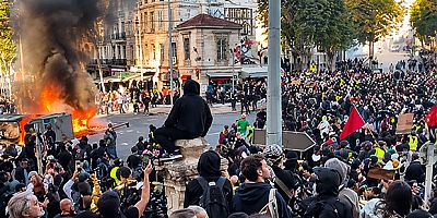 Dünyada Protesto Dalgası Büyüyor: Fransa`da 1 Ölü, 1.800 Gözaltı!