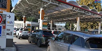 Fransa'da grevler nedeniyle petrol istasyonlarında uzun kuyruklar oluşuyor  