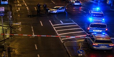 Graz'da Polis Takibinden Kaçan Sürücü Otobüs Durağına Çarptı (VİDEO)