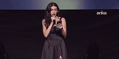 Hazar Ergüçlü Altın Koza Sahnesinde Madencileri Andı: “Madenci Çocuklarını Ağlarken Gördüğümde Aldığım Nefesten Utanıyorum