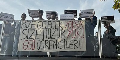 İki Öğrenci Pankart Nedeniyle Tutuklandı, Arkadaşları Aynı Pankartı Üniversiteye Astı
