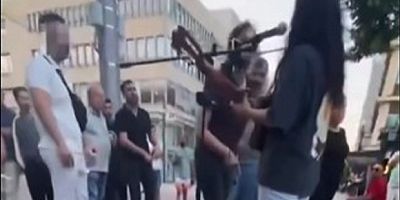 Mannheim`da Kürt sokak müzisyenine ırkçı saldırı: 