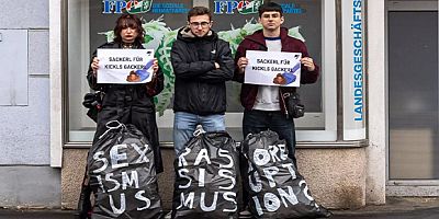 Steiermark Sosyalist Gençliğiden, FPÖ ve Herbert Kickl'e Karşı Dışkı Mizahıyla Protesto Eylemi 
