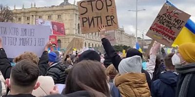 Viyana'da çok sayıda kişi, Rusya'nın Ukrayna'ya saldırılarını protesto etti