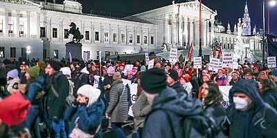 Viyana’da FPÖ-ÖVP Koalisyonuna Karşı 30 Bin Kişilik Protesto!