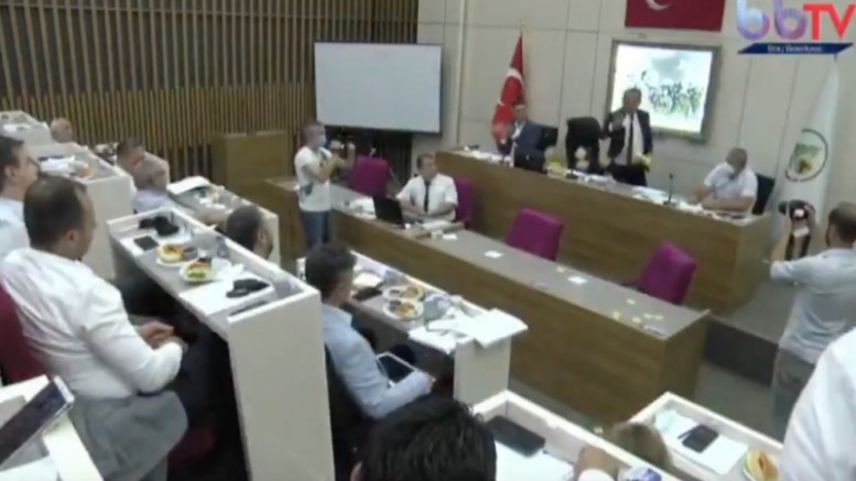 Tanju Özcan, belediye meclisinde AKP'li üyelere çay fırlattı