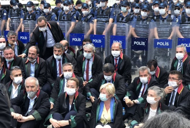 Tartışmalar arsında Barolara ilişkin kanun teklifi TBMM Adalet Komisyonu'ndan geçti