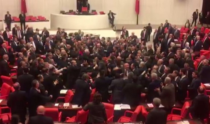 TBMM’de AKP ve CHP’li vekiller arasında kavga 