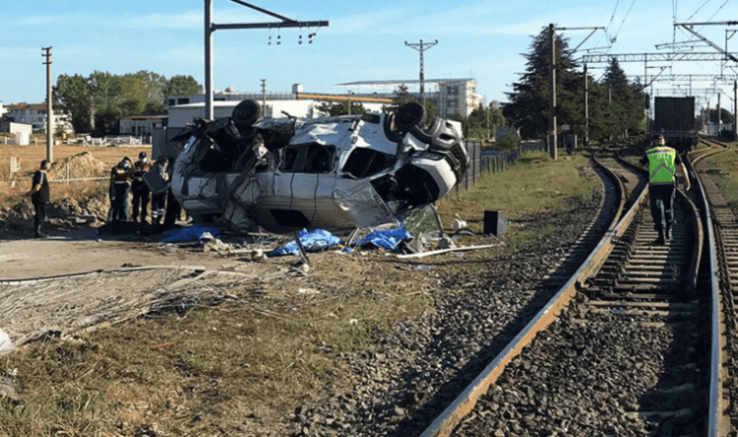 Tekirdağ’da yük treni minibüse çarptı: 4 kişi hayatını kaybederken, 7 kişi de yaralı