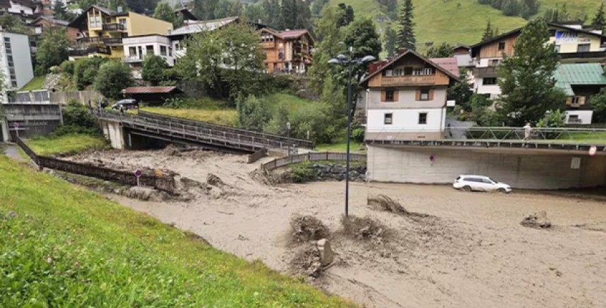 Tirol’de Fırtınalar Yıkıma Devam Ediyor: Arlberg Bölgesi Yolları ve Mahzenleri Sular Altında Kaldı