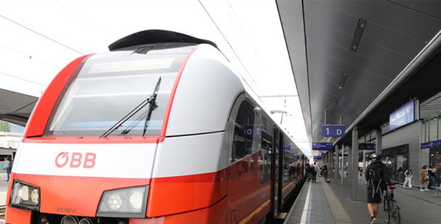 Tirol'de Trendeki Bıçaklı Panik: Yolcuları Tren Görevlisi Sakinliğiyle Kurtardı