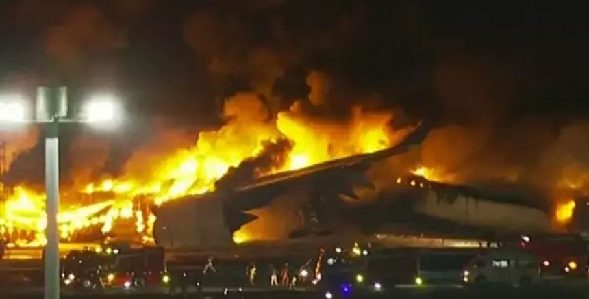 Tokyo'da Haneda Havalimanı'nda Uçaklar Çarpıştı: 400'den Fazla Yolcu Güvenli Bir Şekilde Tahliye Edildi