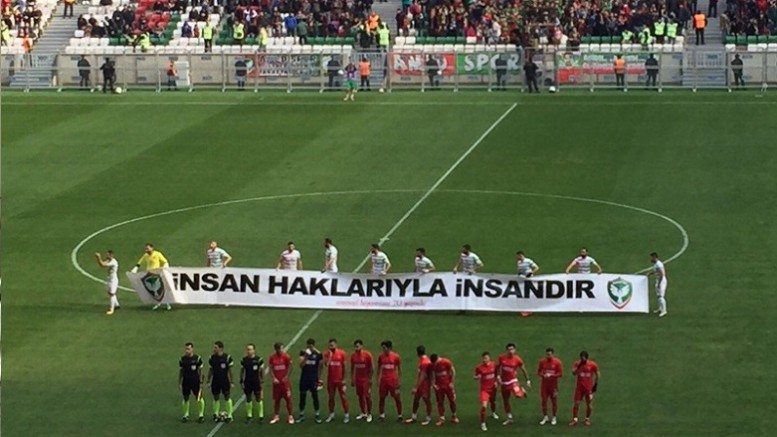 TRT Amedsporun “İnsan Haklarıyla İnsandır” Pankartını sansürledi 