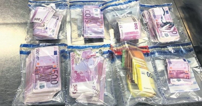 Türk sürücünün arabasında 350 bin Euro beyan edilmemiş para yakalandı 