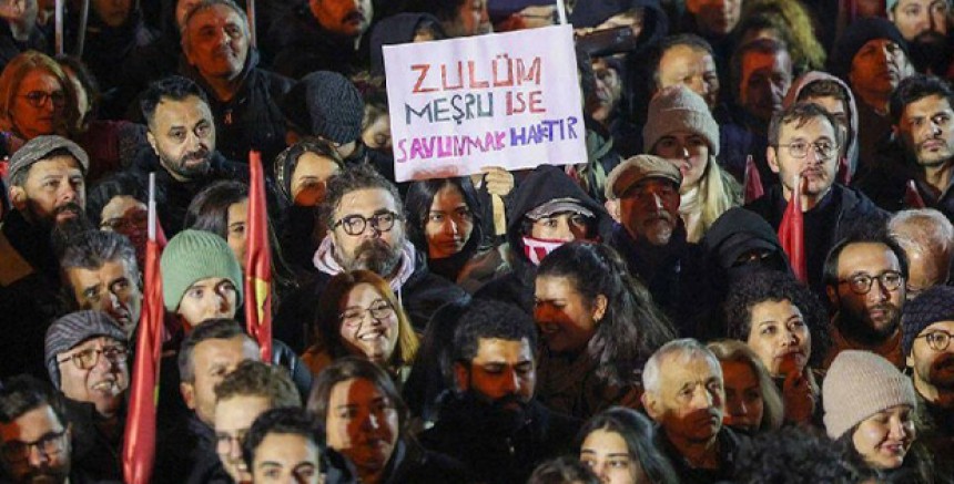 Türkiye Ayakta: Rejimin Gözdağı Girişimi Ters Tepti, Meydanlar Dolu, Gençlik Direniyor