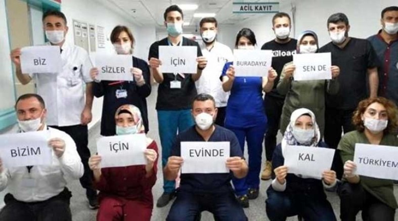 Türkiye’de Halk balkona ve camlara çıkarak sağlık çalışanlarını alkışladı