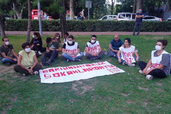 Türkiye’de Öğrenciler yüksek kiralara karşı geceyi parklarda geçirmeye devam ediyor 