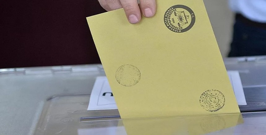 Türkiye'de Oy Verme İşlemi Başladı: Seçmenler Sandık Başına Gidiyor 