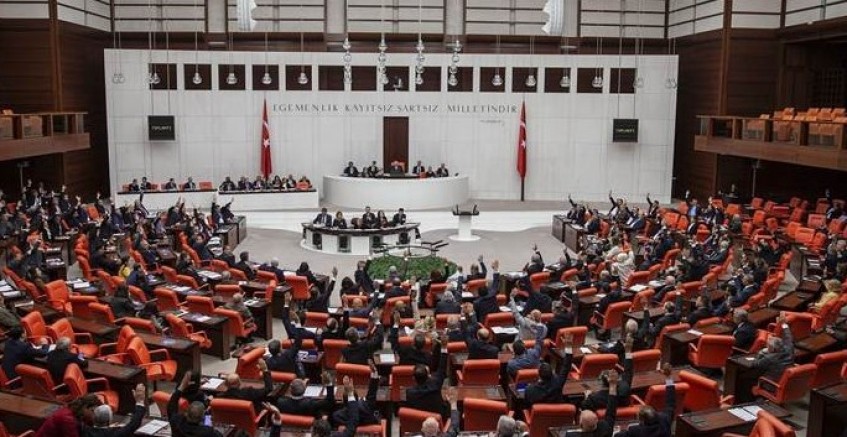 Türkiye’de yeni dönemde kaç parti parlamentoda yer aldı