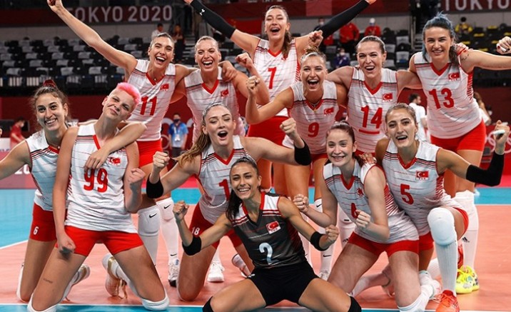 Türkiye’nin yobazları voleybolcuların şortuna dil uzattı