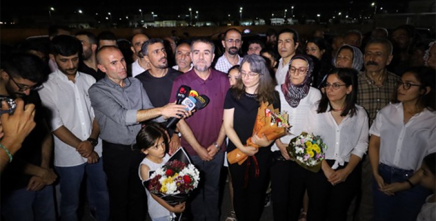 Tutuklu 15 gazeteci tahliye edildi 