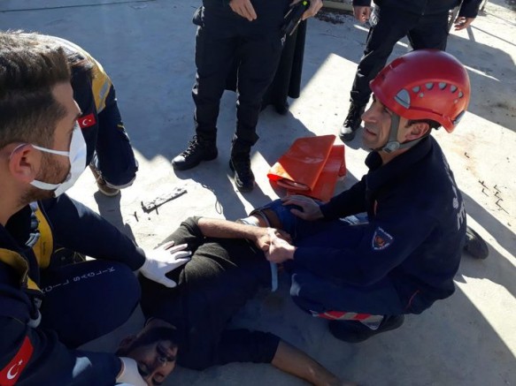 Urfa’da bir genç terasa çıkarak intihara kalkıştı!