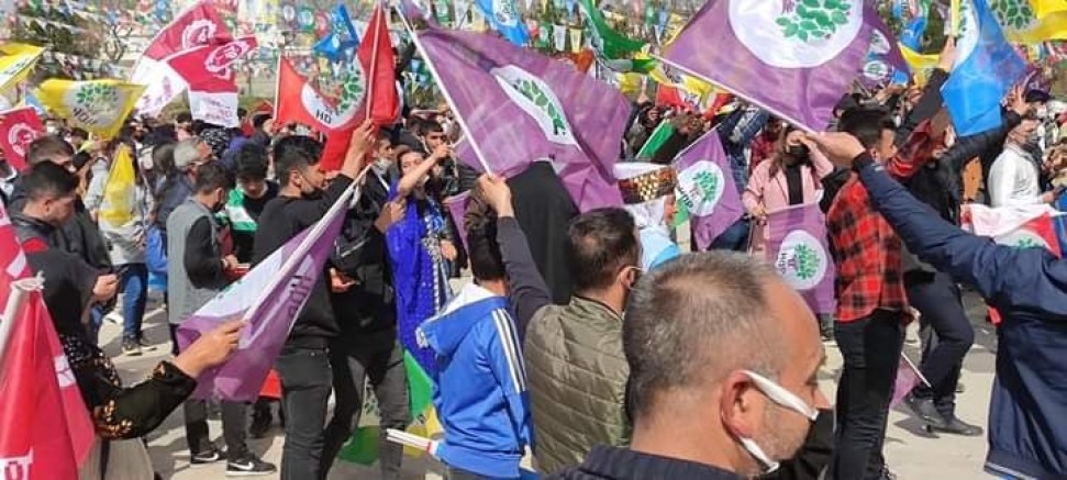 Urfa’da Newroz kutlaması başladı: Alana yüzlerce kişi akın etti