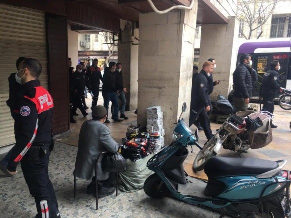 Urfa’da polis ile esnaf arasında gerginlik: Bir polis yaralandı, çok sayıda gözaltı_VİDEO_
