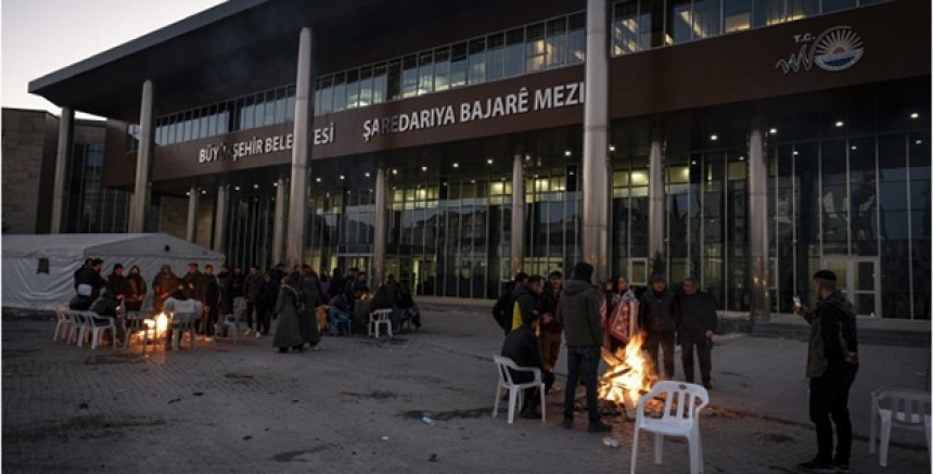 Van Büyükşehir Belediyesi Önündeki Nöbet Eylemi 3’üncü Gününde: Gençlik Şöleni Düzenlenecek