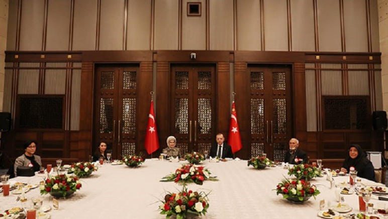 Vatandaşa Toplu iftar yasaklayan Erdoğan, şehit aileleriyle toplu iftar yaptı