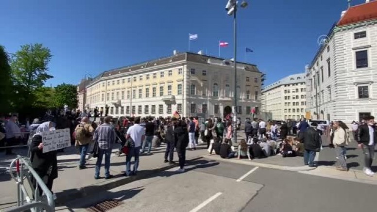 Viyana’da Başbakanlık binasına İsrail bayrağının çekilmesi protesto edildi