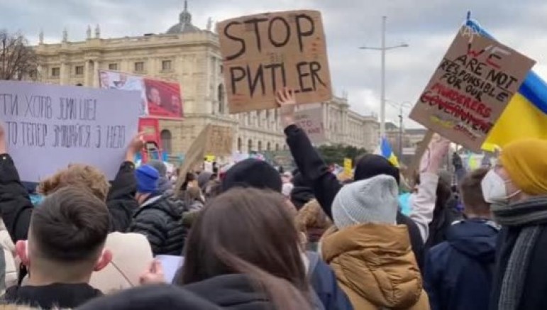Viyana'da çok sayıda kişi, Rusya'nın Ukrayna'ya saldırılarını protesto etti