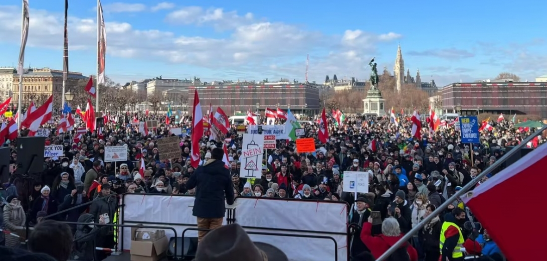 Viyana’da Kovid-19 aşı karşıtları polis ile karşı karşıya geldi. 