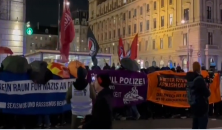Viyana’da Neonazi grupların Hofburg Sarayında düzenlediği balo protesto edildi 