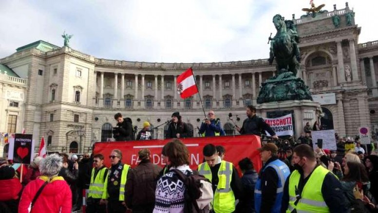 Viyana’da yapılan Covid-19 önlemlerini protestosuna yaklaşık 35 bin kişi katıldı 
