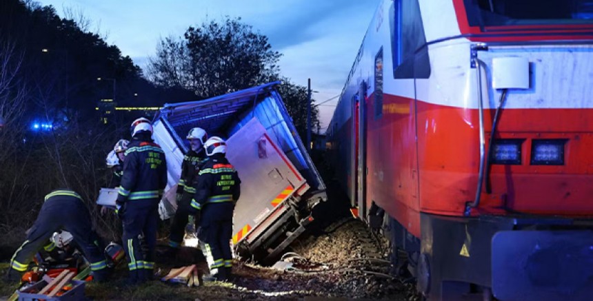 Viyana-Döbling’de Tren ile Kamyon Çarpıştı: İki Yaralı, Biri Ağır
