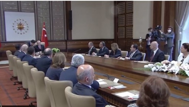 Yine karıştırdı: Erdoğan ne okuduğunu bilmiyor mu?