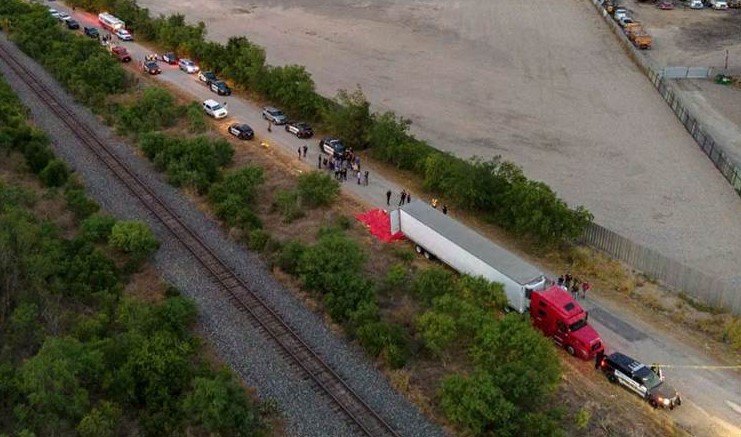 Yol Kenarında terk edilmiş TIR’ın kasasında 46 göçmen ölü bulundu