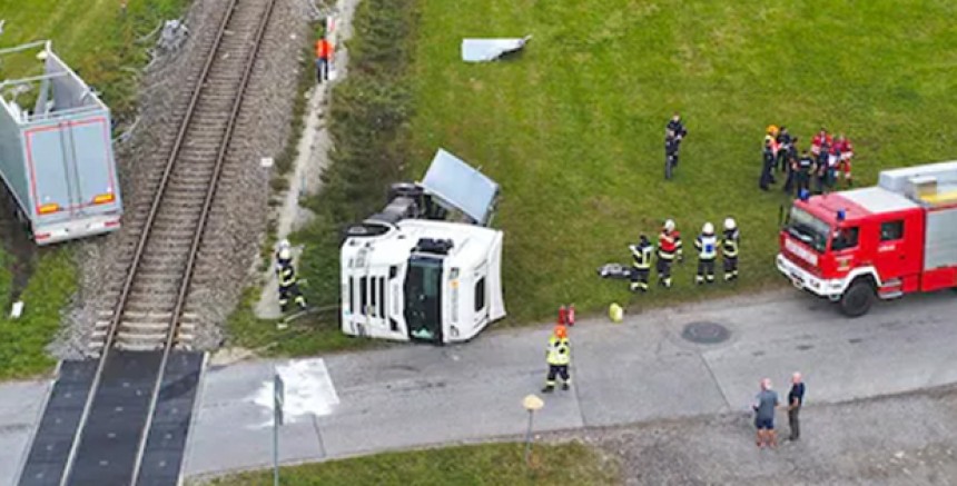 Yukarı Avusturya'da Tren TIR’a Çarptı: Tır Şoförü Mucizevi Bir Şekilde Yaralı Kurtuldu 