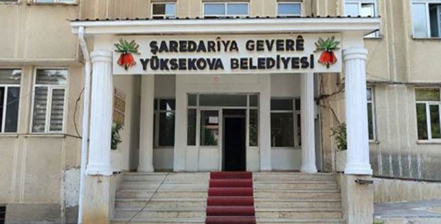 Yüksekova Belediyesi'ne Kürtçe ve Türkçe Yeni Tabela Asıldı