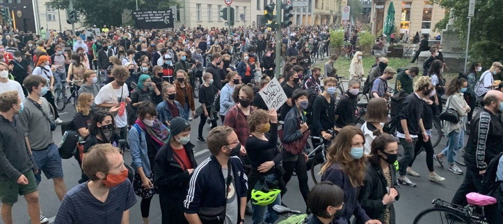 Berlin'de Yunanistan'daki sığınmacıların Almanya'da getirilmesi için gösteri yapıldı 