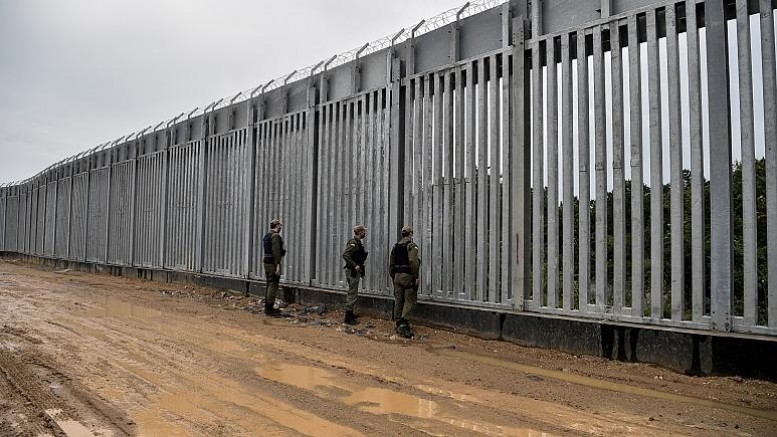 Yunanistan Türkiye sınırına ördüğü 40 kilometre uzunluğundaki duvarı bitirdi 